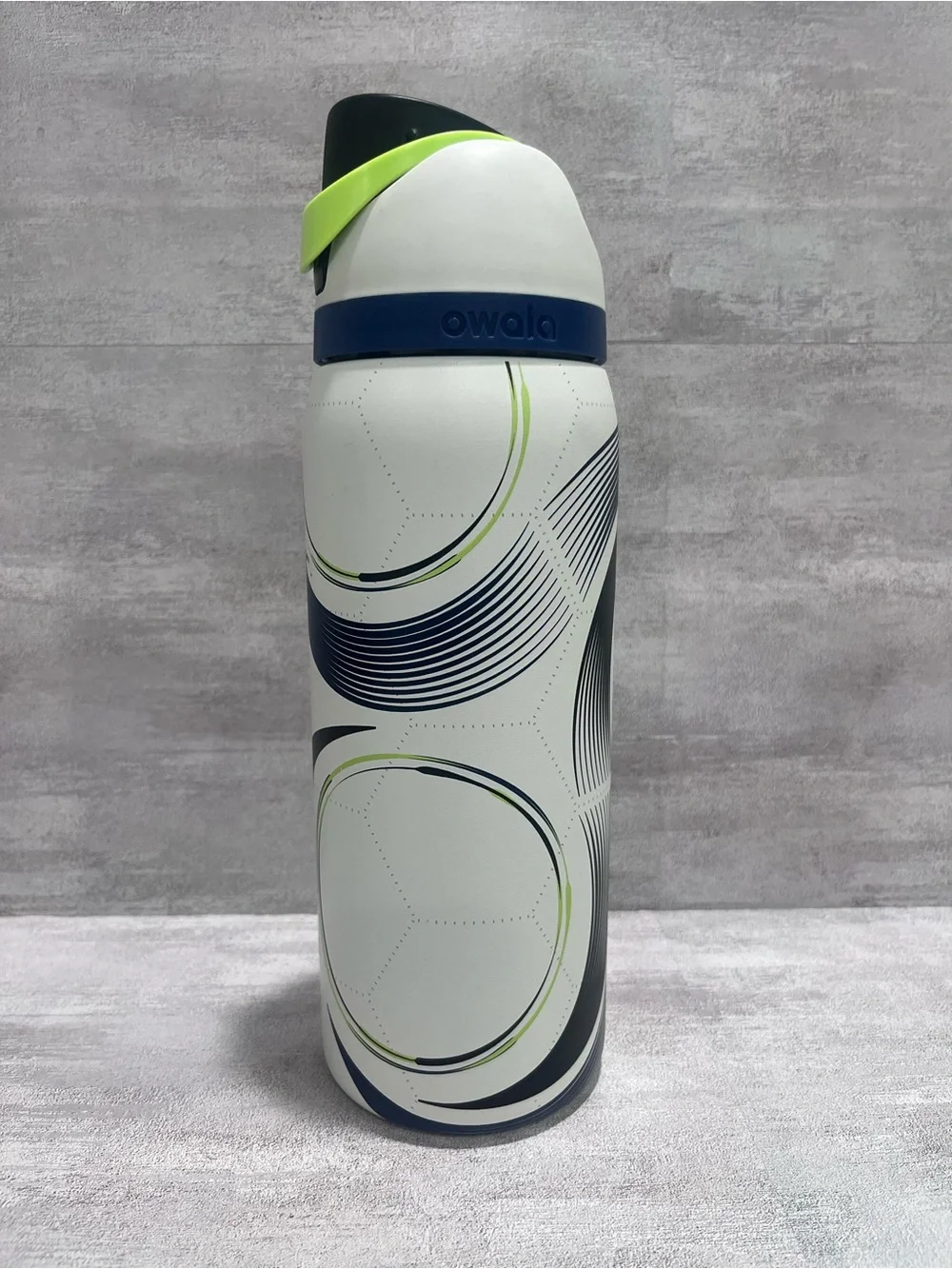 Owala 32 fl oz Stainless Steel FreeSip Water Bottle Steel the Ball Soccer [562]